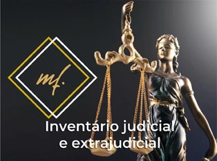 Estátua da Justiça em fundo escuro