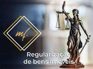 Estátua da Justiça na mesa de escritório