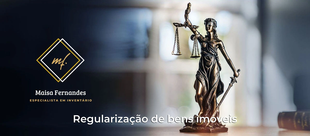 Estátua da Justiça na mesa de escritório